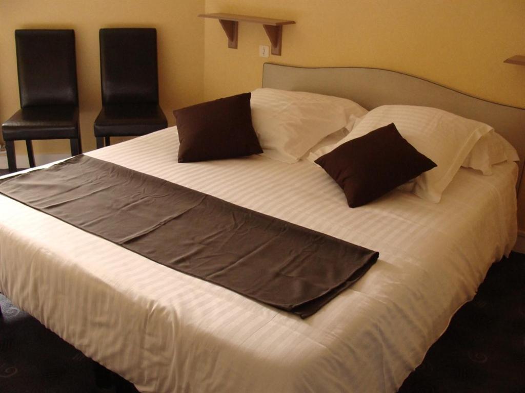 Hotel Le Flaubert Fougeres Room photo