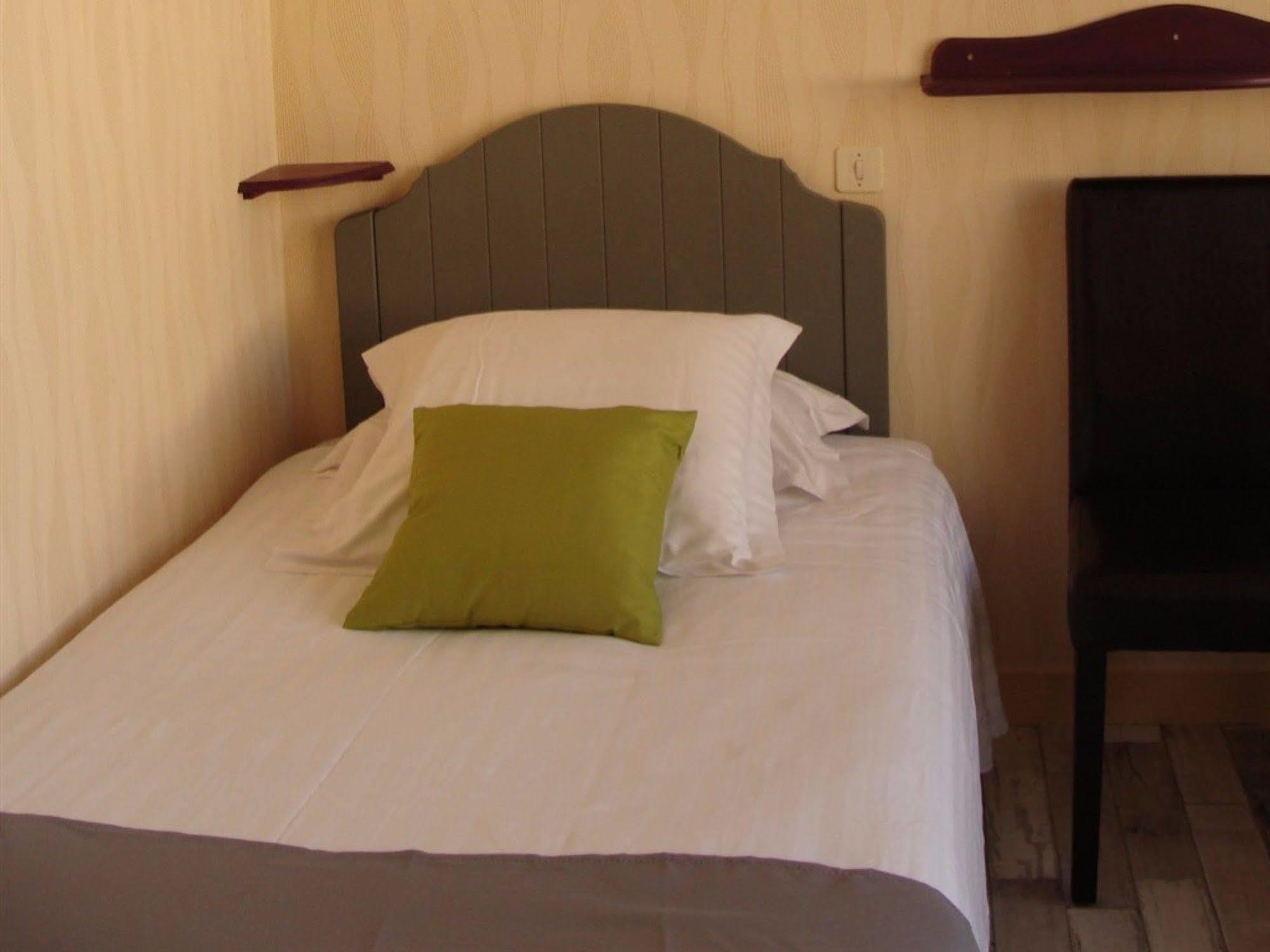 Hotel Le Flaubert Fougeres Exterior photo